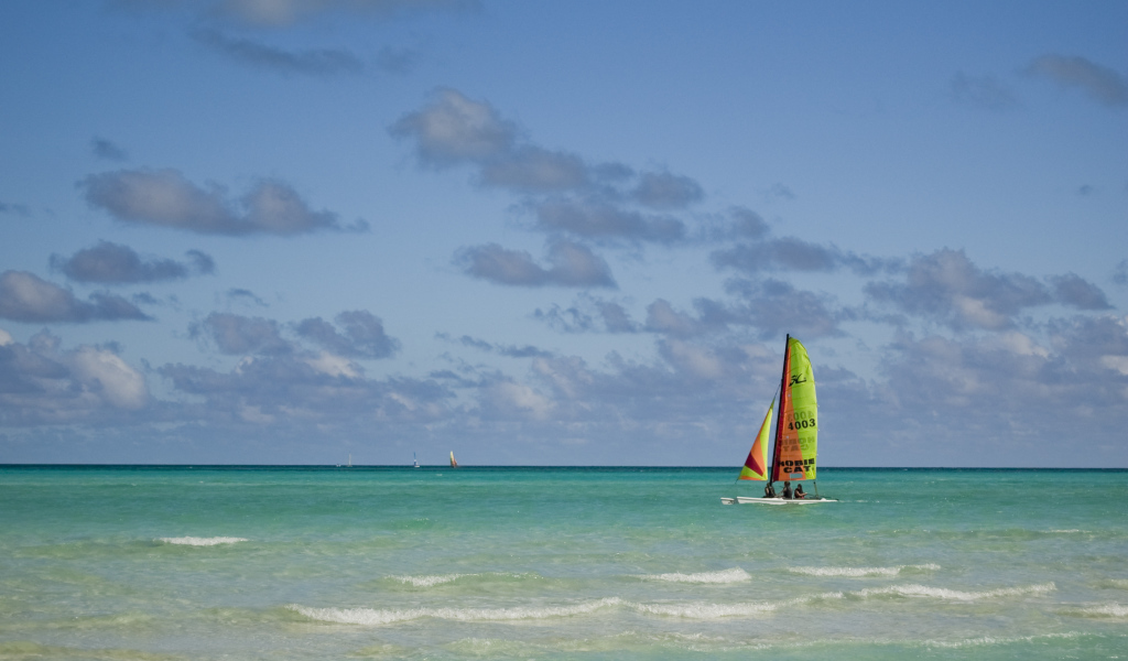 Яхта в море на курорте Кайо Гильермо, Куба