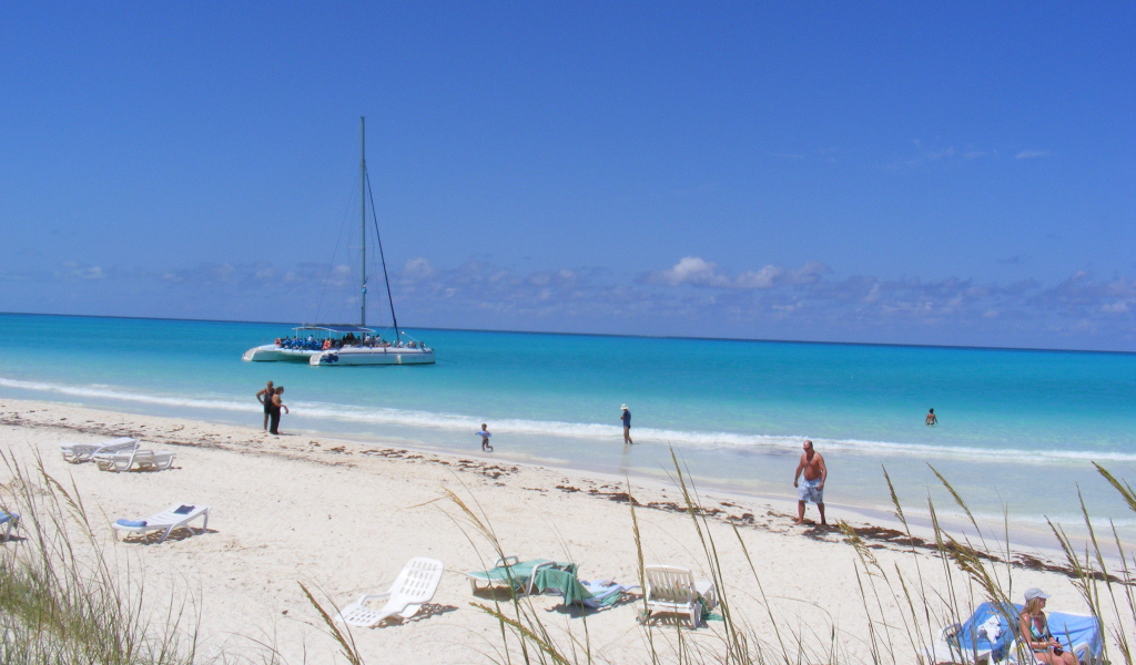 Яхта у берега на курорте Кайо Гильермо, Куба