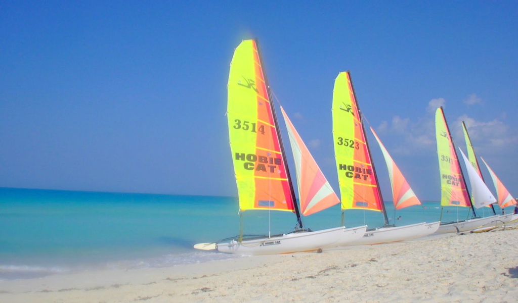 Яхты на пляже на курорте Кайо Санта Мария, Куба