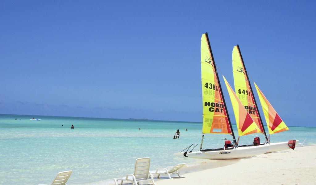 Яхта на пляже на курорте Кайо Коко, Куба