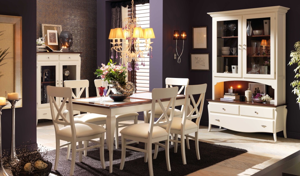 Желтая люстра в столовой