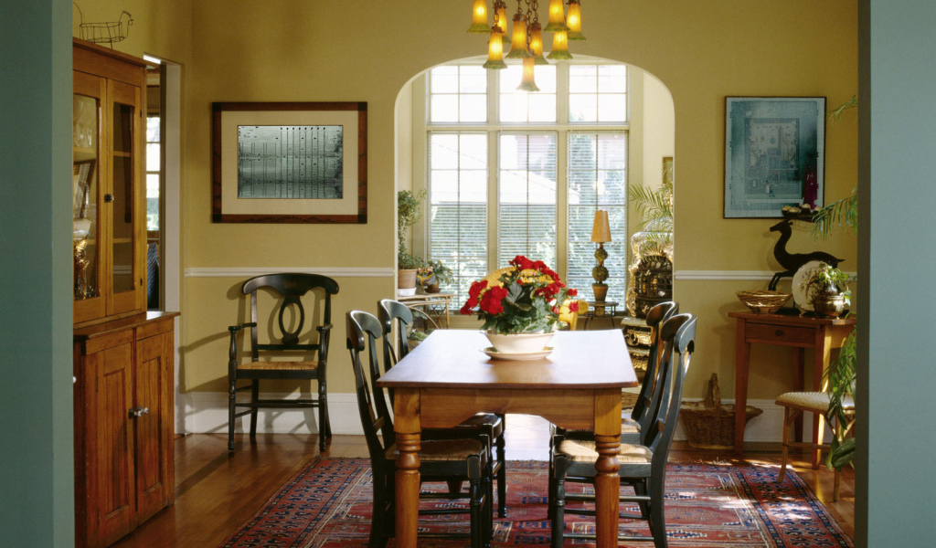 Желтые стены в столовой