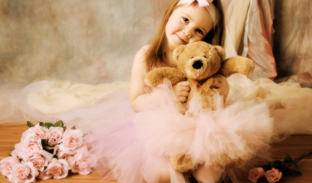 Юная балерина с медведем