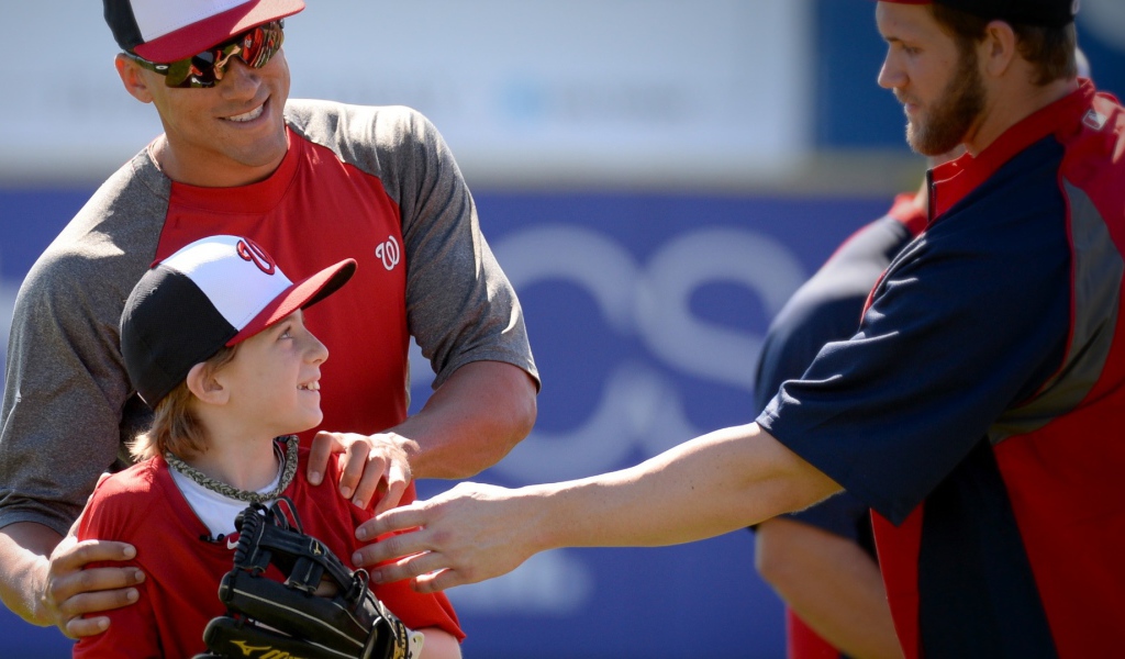 Юный поклонник бейсболиста Адама Ляруш