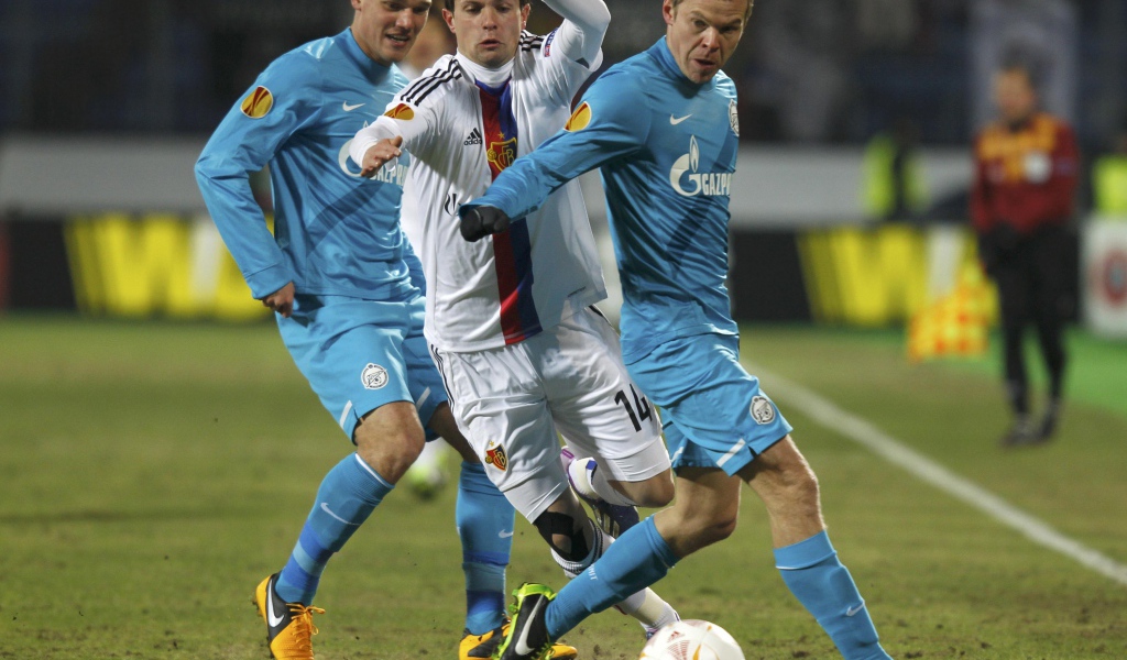 Защитник Зенита Анюков Александр  за работой