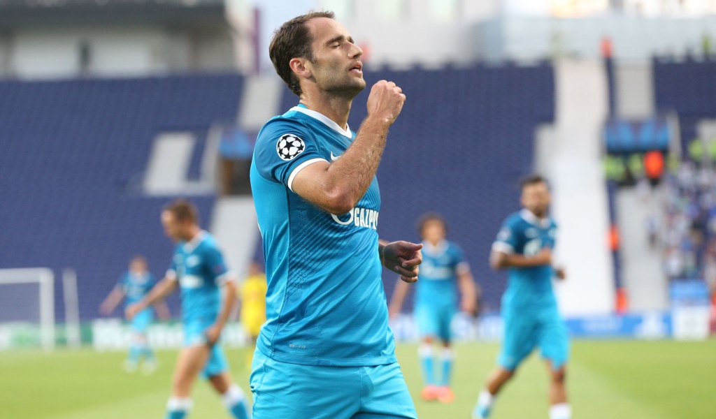 Роман Широков полузащитник Зенита бежит по полю