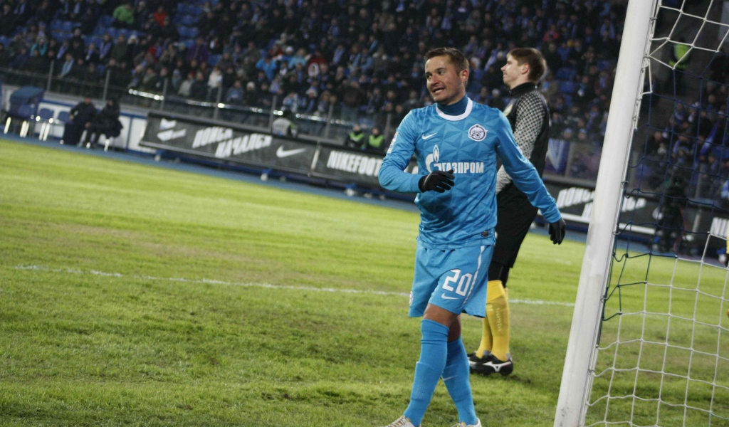 Полузащитник Зенита Виктор Файзулин у ворот