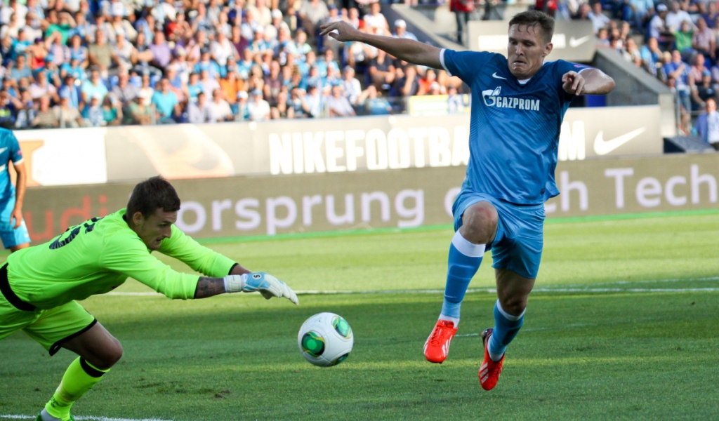 Игрок Зенита Александр Бухаров в атаке