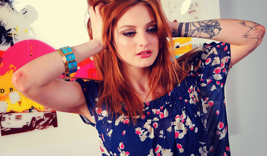 Девушка держится за голову