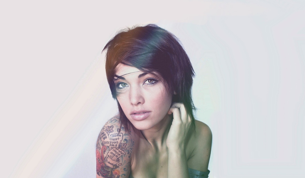 Девушка с татуировкой на плече