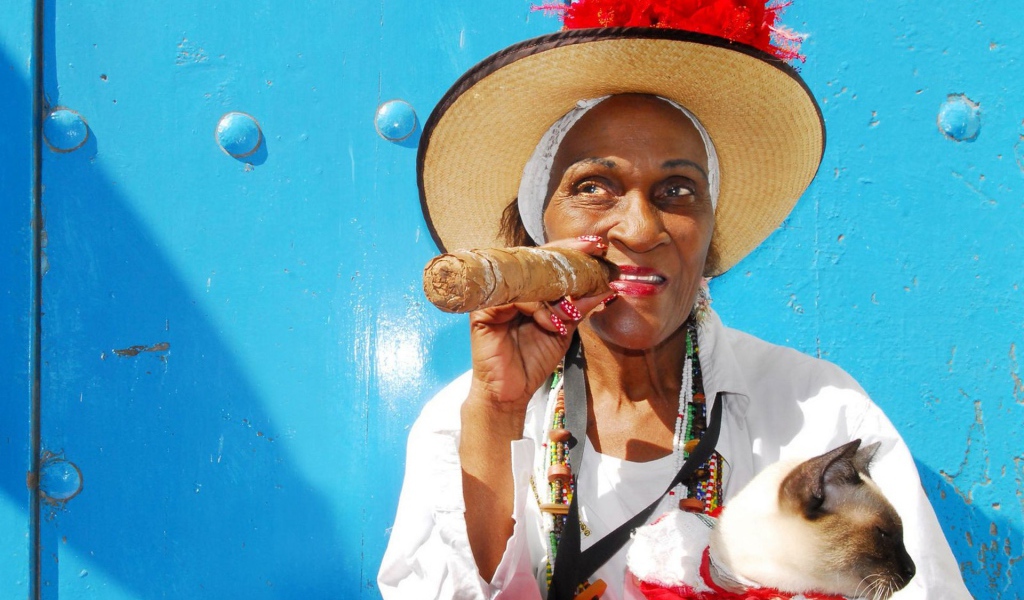 Бабушка с котом и сигарой