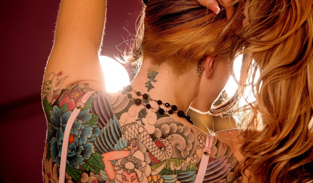 Женщина с татуировкой на спине