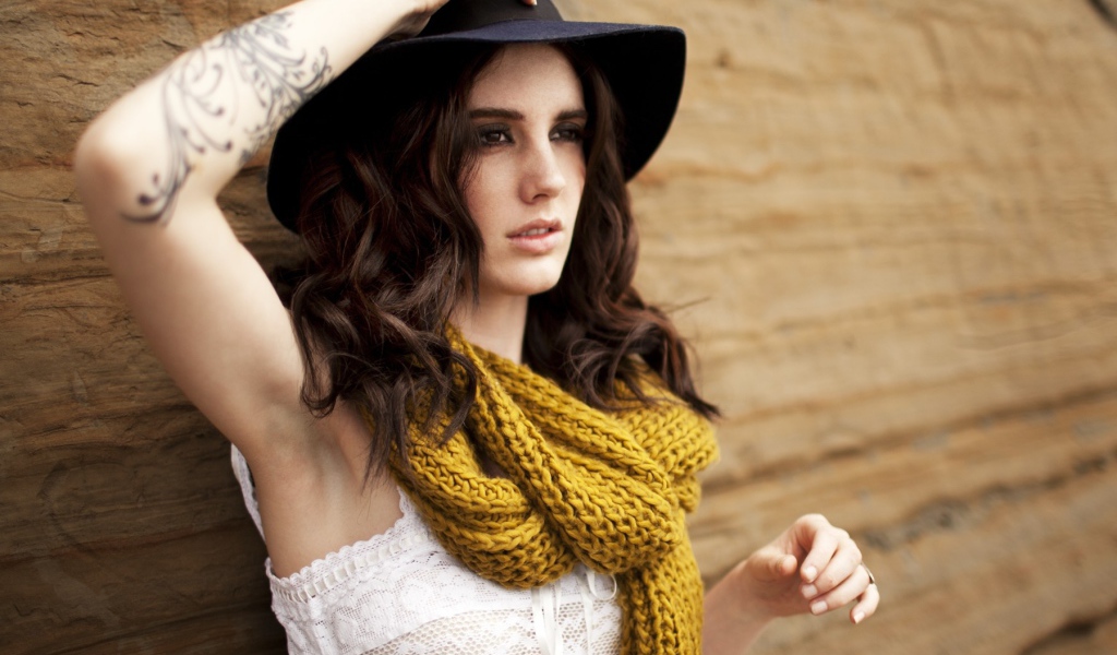 Брюнетка с татуировкой на руке