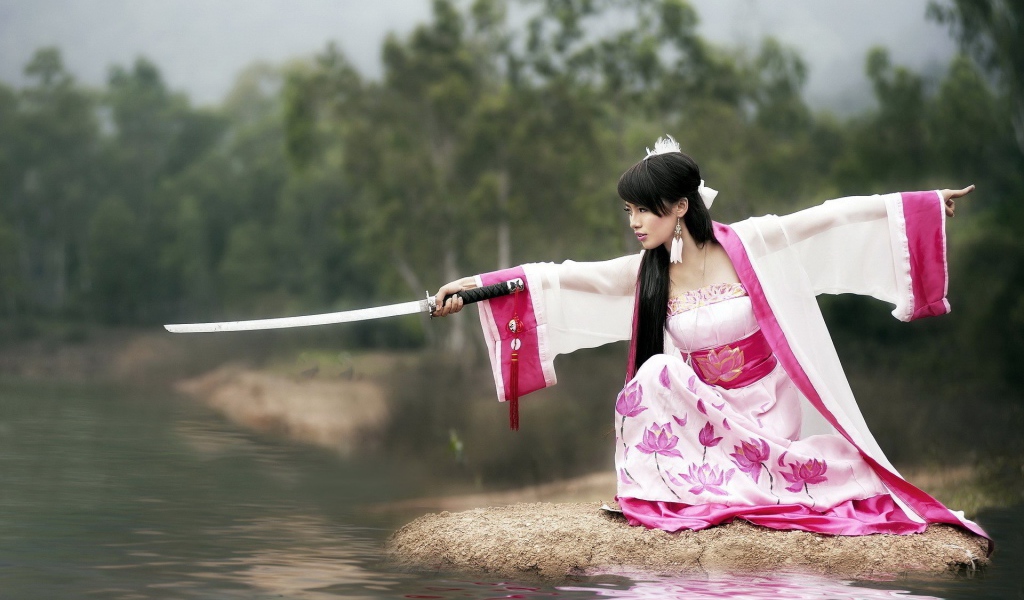 Японская девушка с мечем