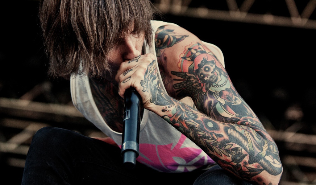 Певец с татуировкой