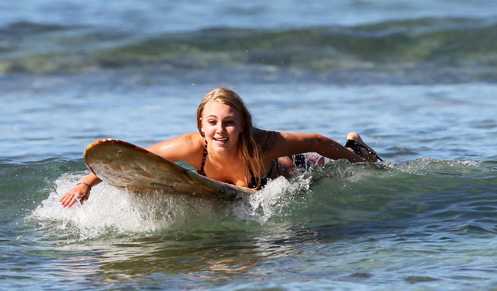 Актриса АннаСофия плавает