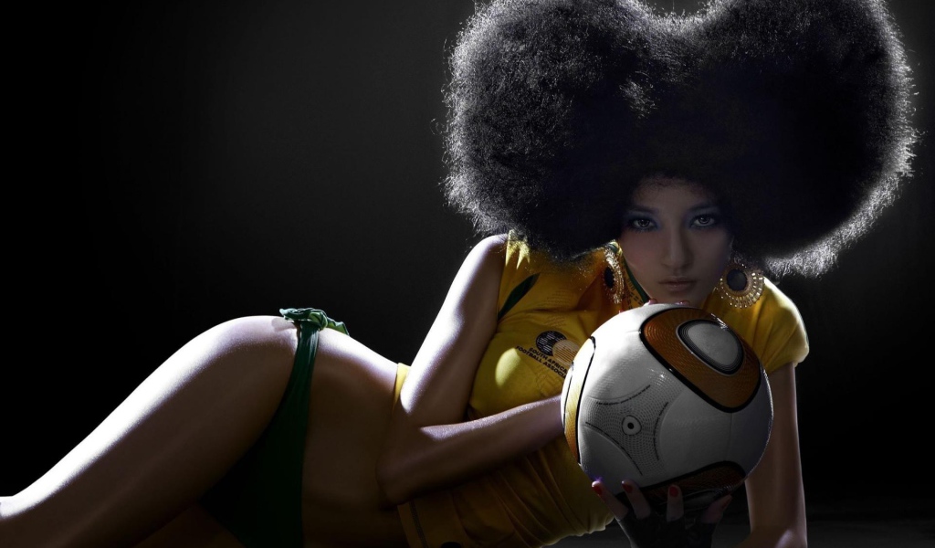 Африканская девушка с мячом