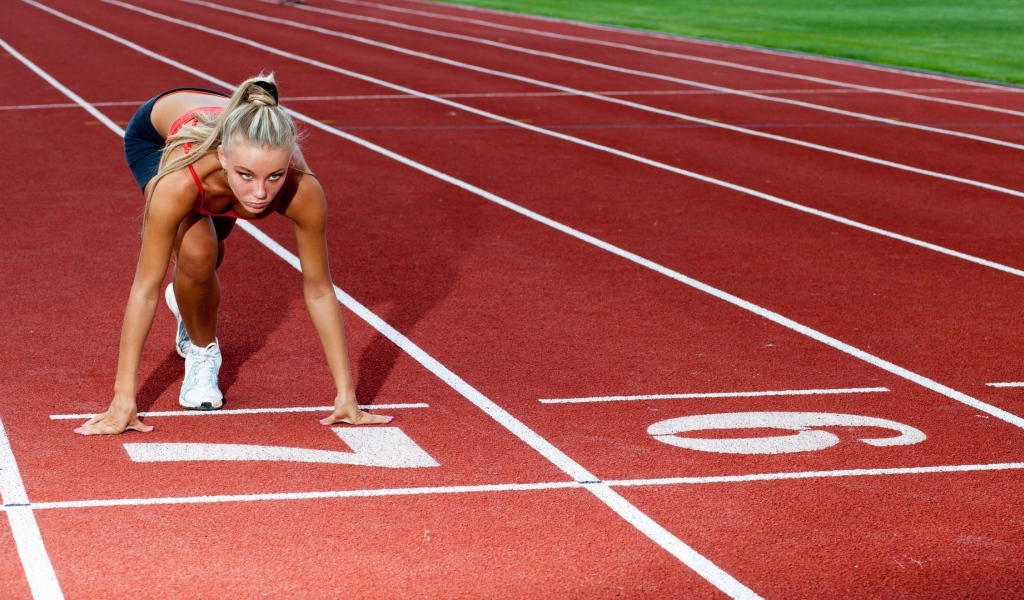 Женщина бегунья на старте