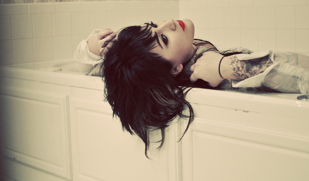 Девушка с татуировкой в ванне