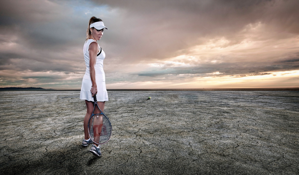 Тенниссистка с ракеткой