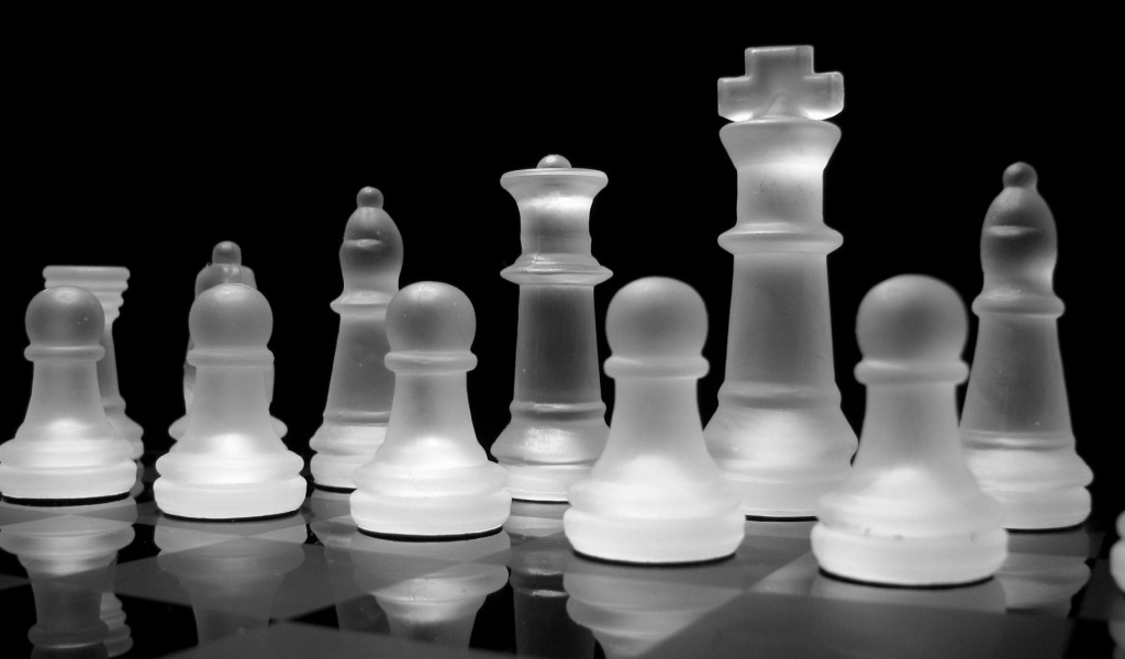 Шахматы из прозрачного стекла