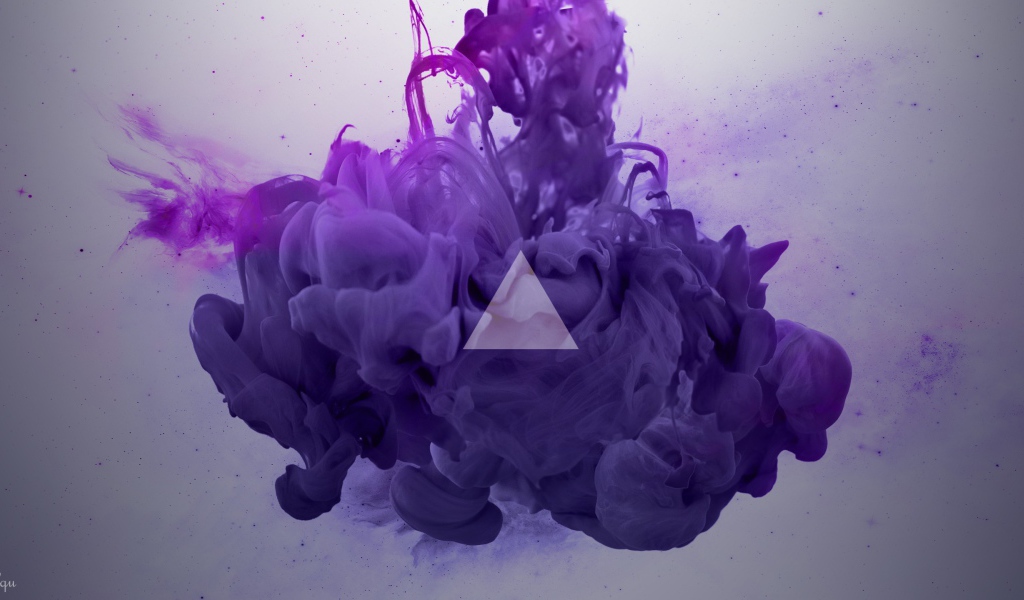 Треугольник на фоне фиолетового дыма