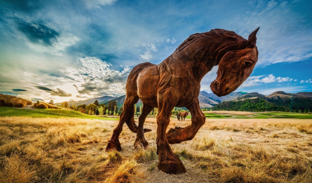 Коричневый конь бьет копытом