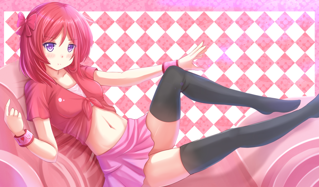 Аниме девушка в розовом окружении