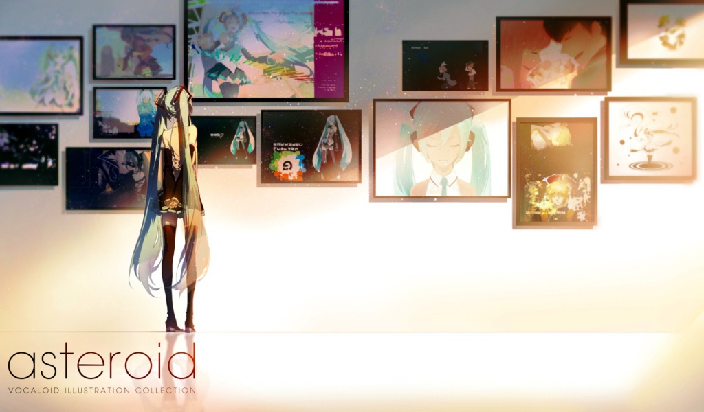 Девушка аниме в картинной галерее