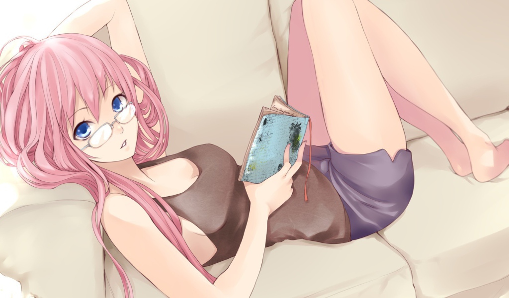 Аниме девушка в очках читает свой дневник