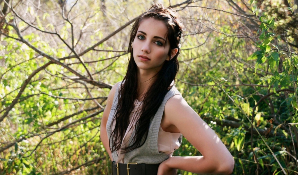 Эмили Радд на фоне зелени