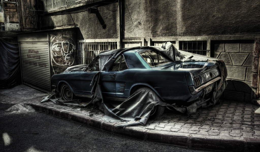 Брошенный автомобиль на городской улице, фото HDR