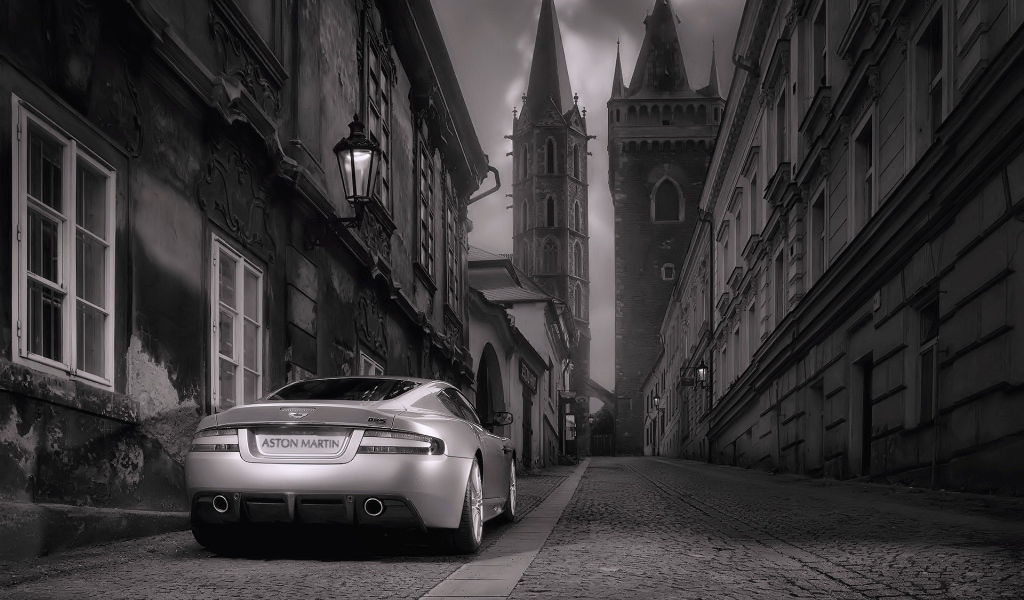 Астон Мартин в пустынном городе