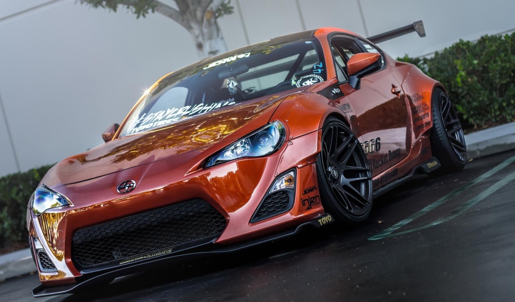 Красивый красный автомобиль Scion