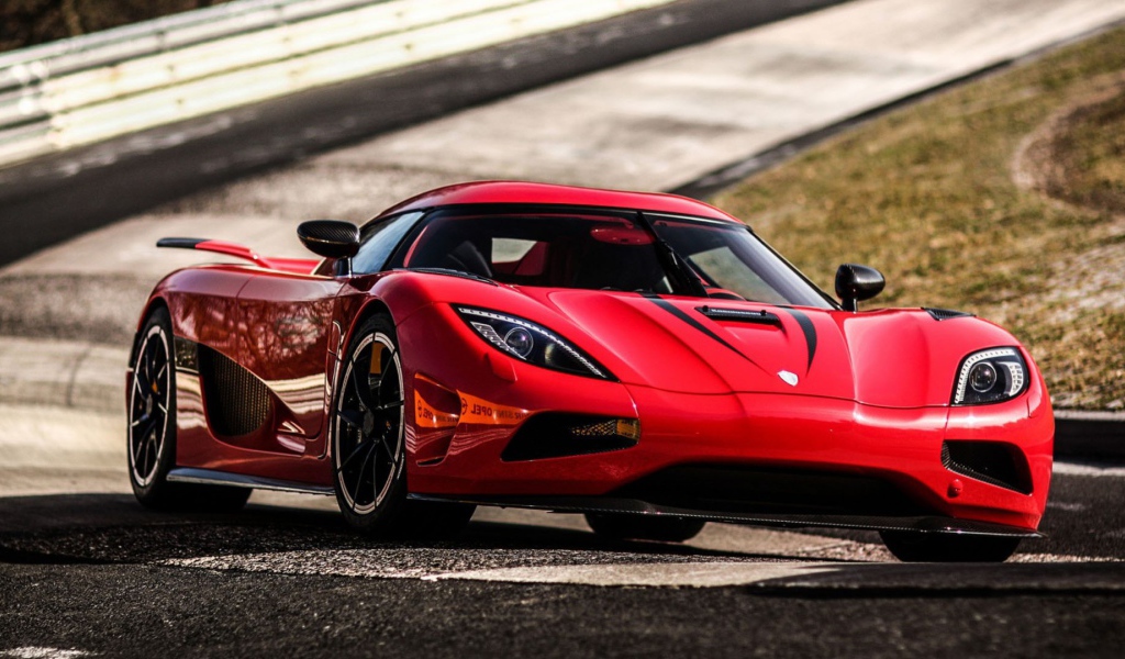 Красивый красный спортивный автомобиль