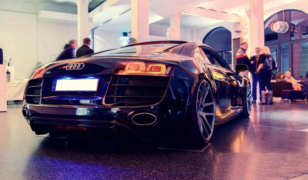 Черный Audi R8 в выставочном зале