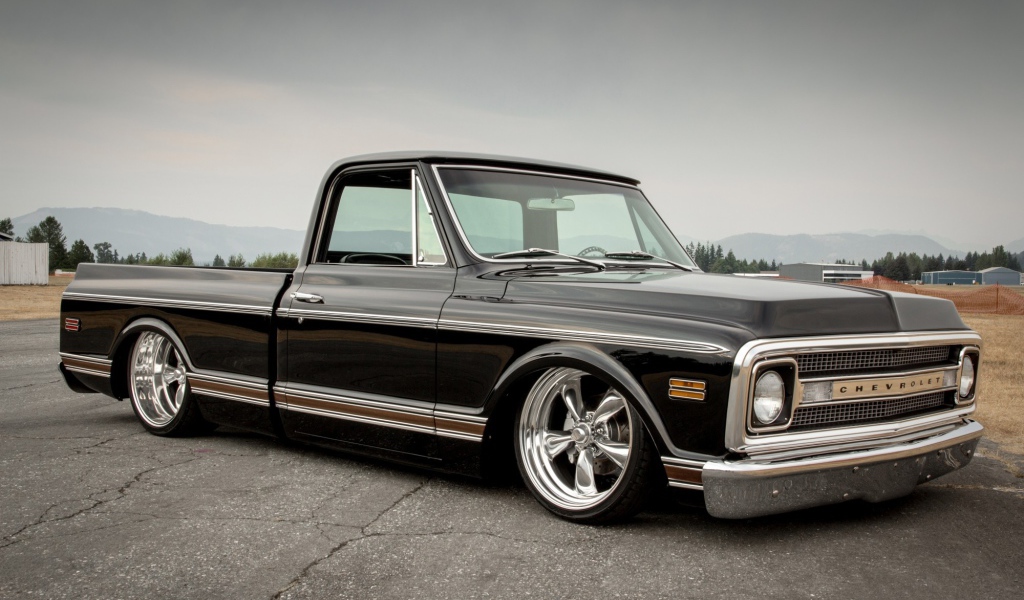 Черный пикап Шеви Роллет