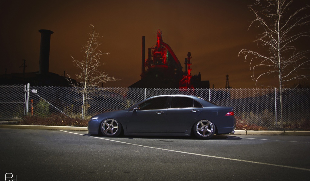 Черная Honda на фоне ночного завода