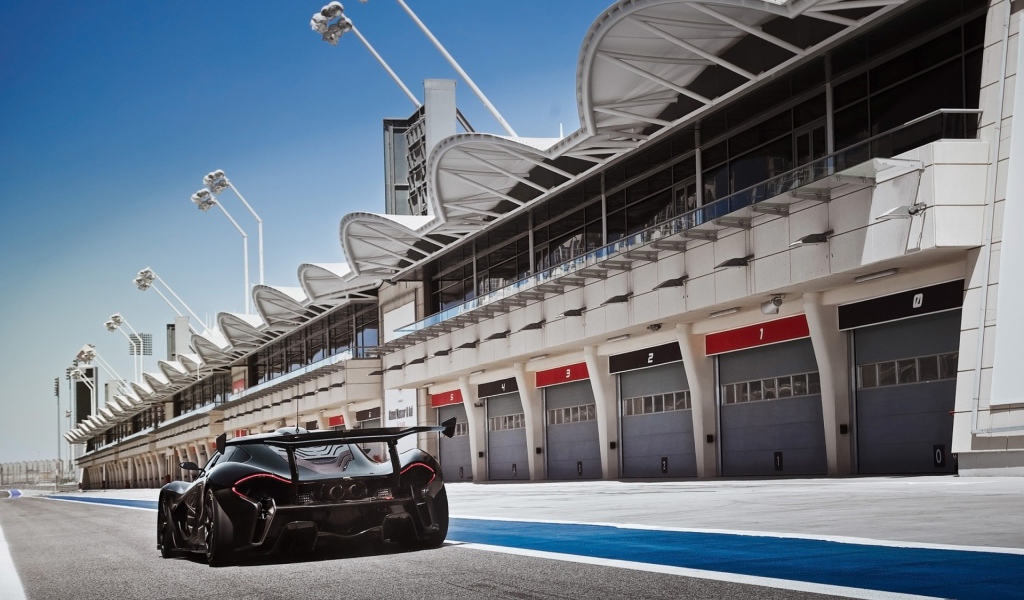 Черный McLaren P1 у ангаров