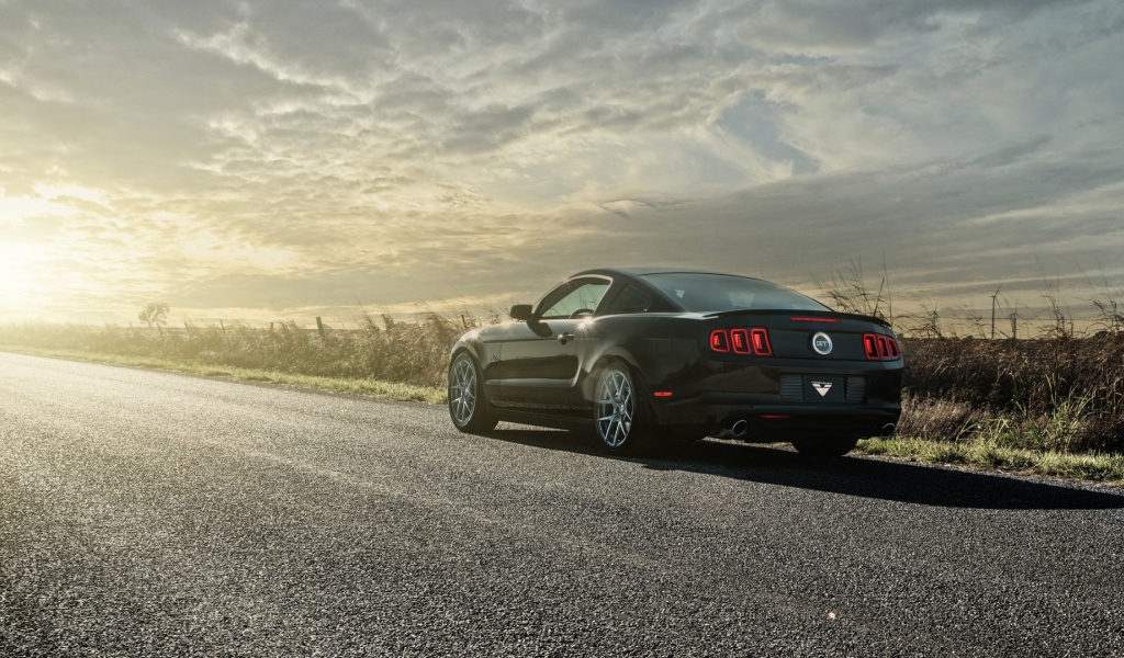 Черный автомобиль припаркован на трассе