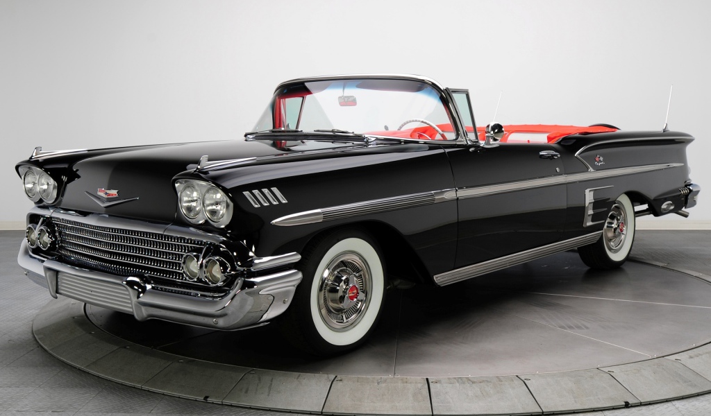 Черный ретро автомобиль Кадиллак кабриолет