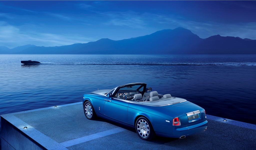 Голубой кабриолет Rolls-Royce на берегу