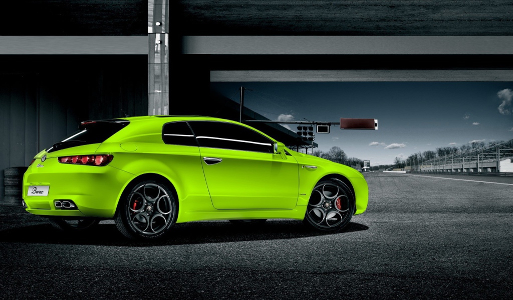 Ярко зеленый автомобиль на улице