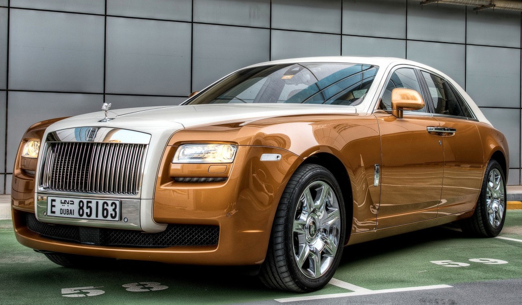 Коричневый Rolls-Royce с номерами Дубаи