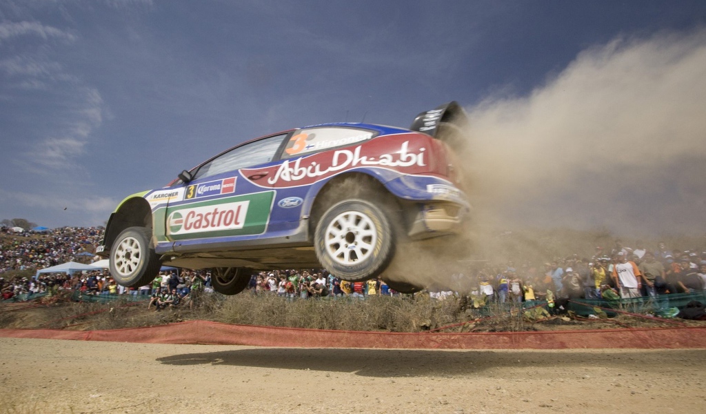 Автомобиль летит по воздуху во время ралли