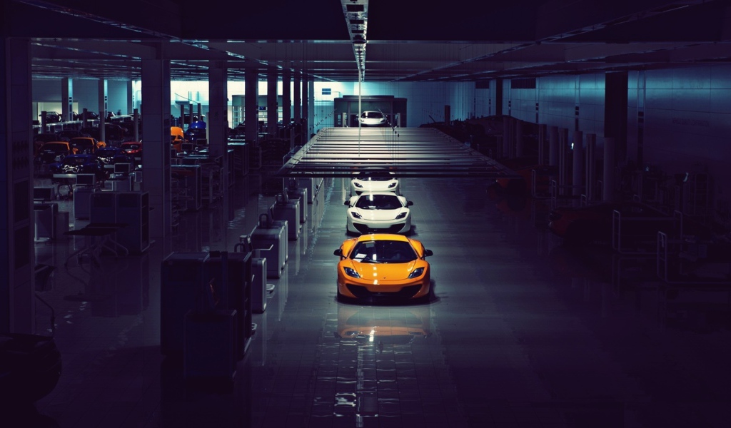 Автомобили McLaren на заводе
