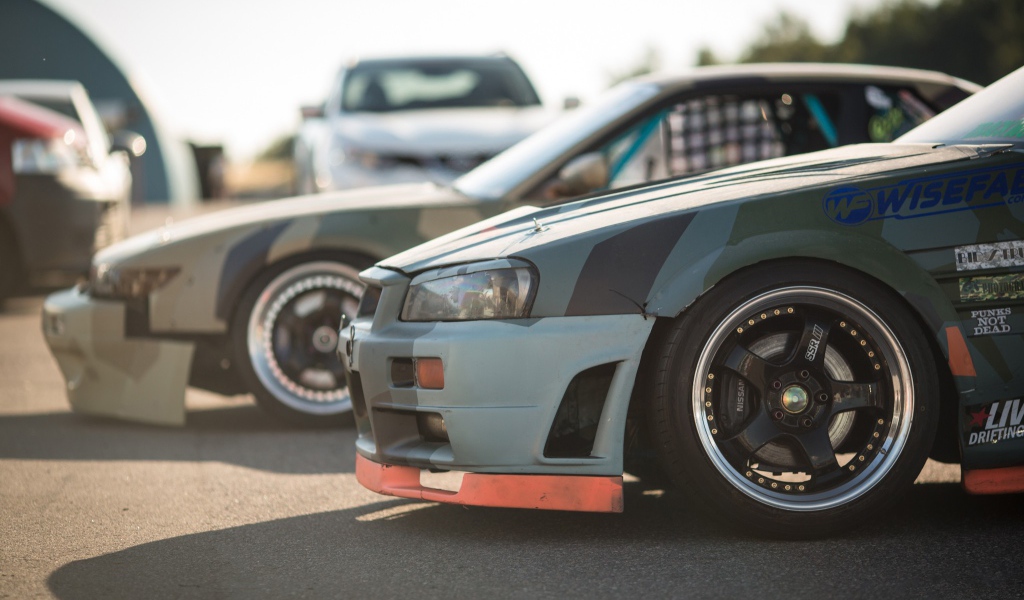 Автомобили на уличных гонках