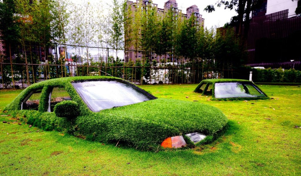 Автомобили утонули в газоне