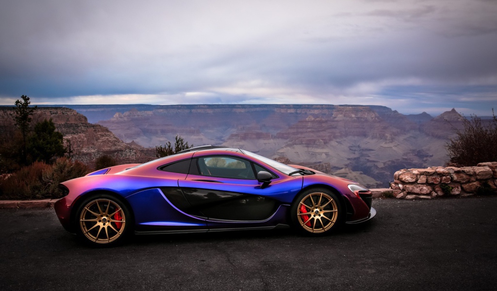 Красочный автомобиль McLaren на природе