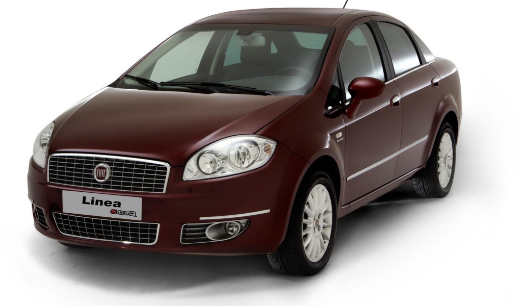 Темно коричневый Fiat Linea на белом фоне